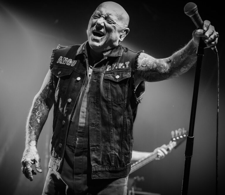 Angry Anderson, vocalista do Rose Tattoo, durante apresentação ao vivo