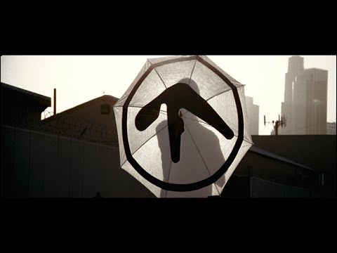 Aphex Twin no videoclipe Windowlicker, dirigido por Chris Cunningham.