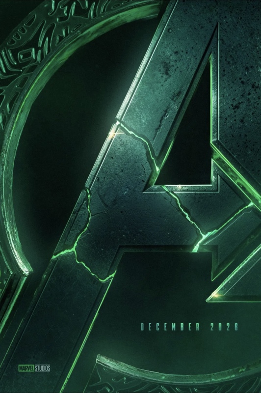 Pôster promocional de Avengers: Doomsday com o símbolo dos Vingadores em verde e a indicação de dezembro de 2026.