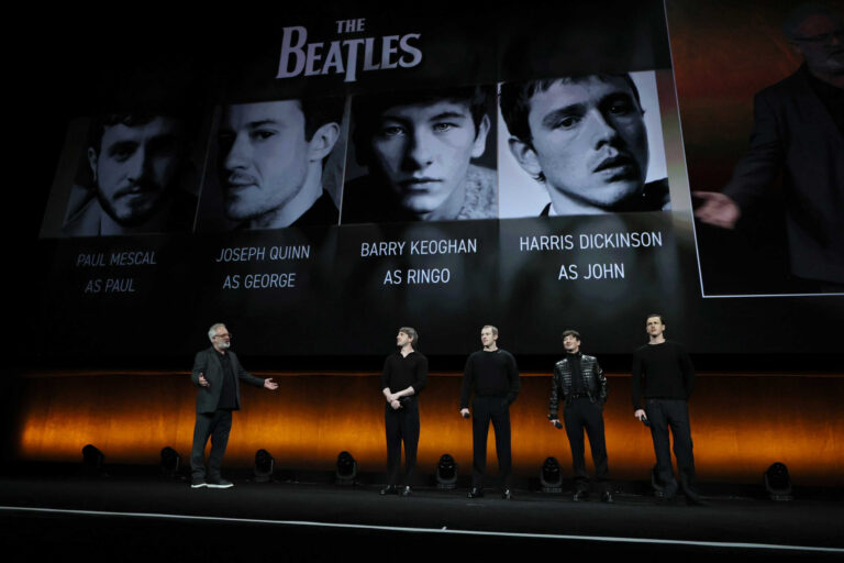 Sam Mendes com Paul Mescal, Joseph Quinn, Barry Keoghan e Harris Dickinson, elenco dos quatro filmes dos Beatles