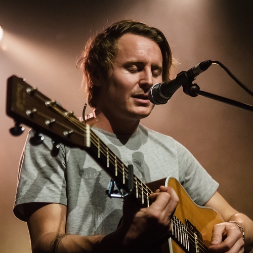 Ben Howard tocando violão e cantando ao vivo