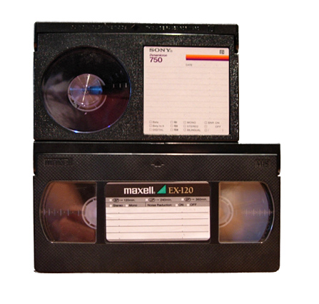 Fitas Betamax e VHS comparadas lado a lado