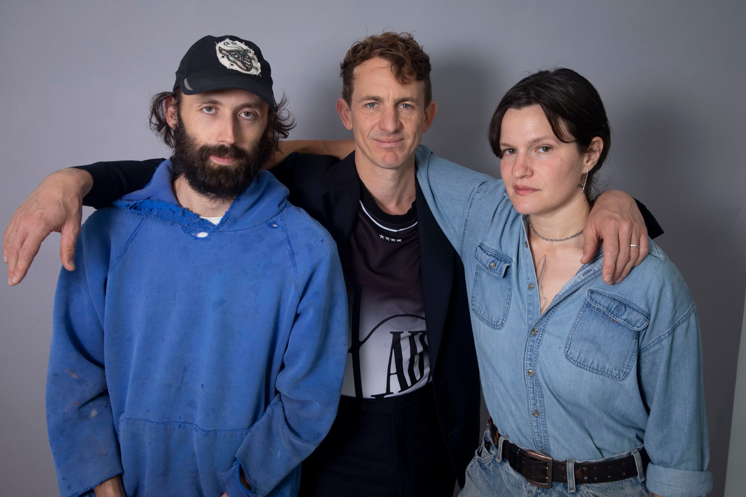 Adrianne Lenker, Buck Meek e James Krivchenia, integrantes do Big Thief, em retrato promocional