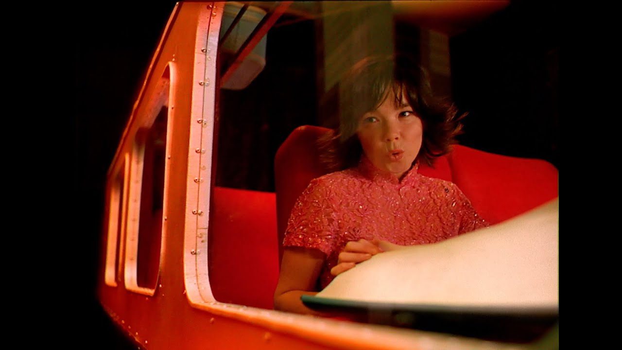 Björk em cena do videoclipe Bachelorette, dirigido por Michel Gondry.