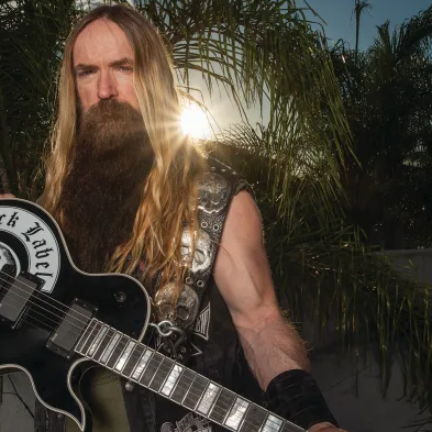 Zakk Wylde, líder do Black Label Society, com guitarra