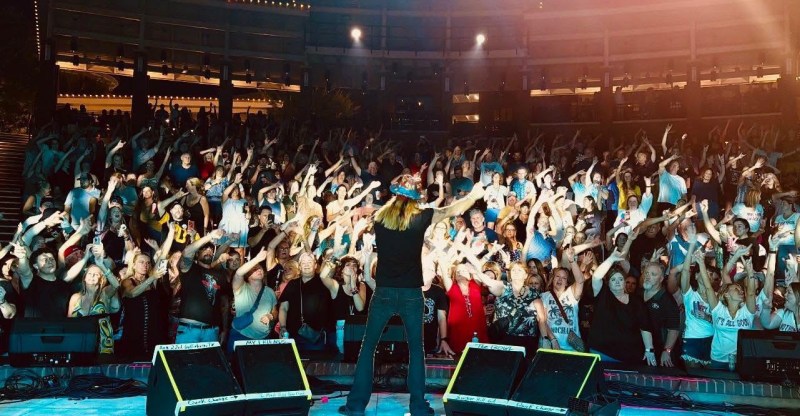 Bret Michaels durante apresentação em 2026