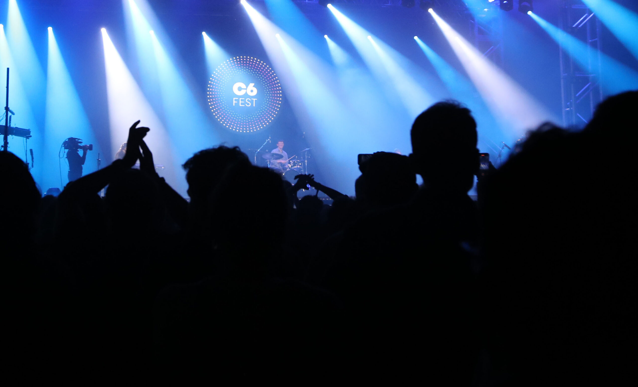 Palco do C6 Fest no Parque Ibirapuera, em São Paulo, com público em frente ao palco