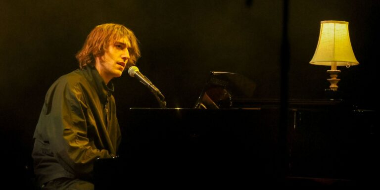 Cameron Winter ao piano em apresentação registrada no Carnegie Hall