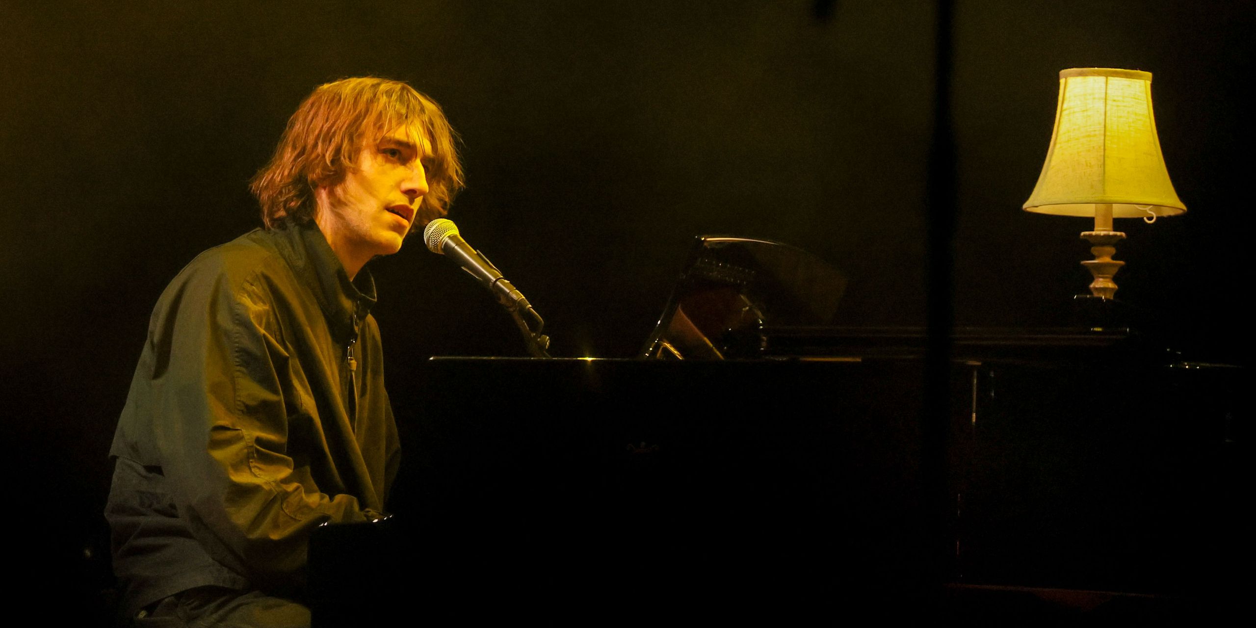 Cameron Winter ao piano em apresentação registrada no Carnegie Hall