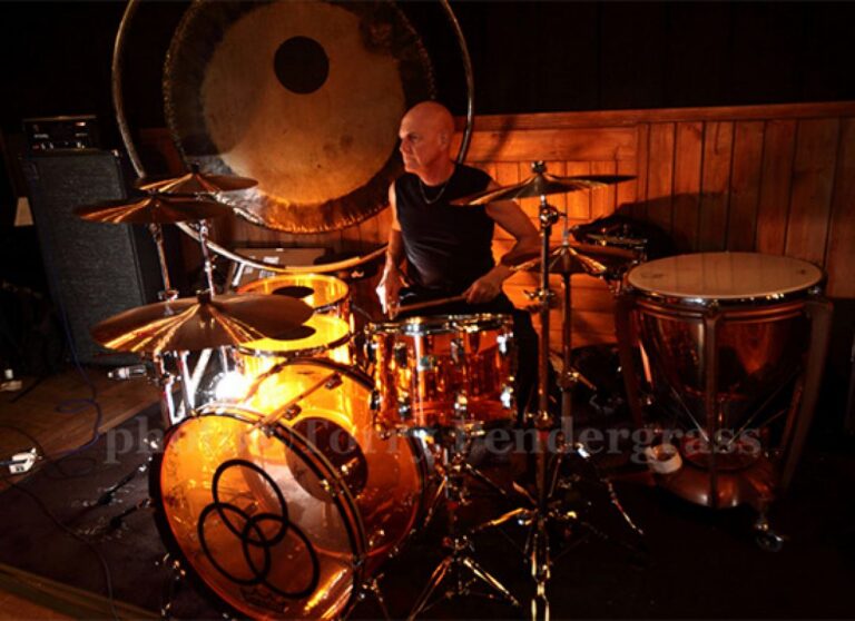 Chris Slade, baterista conhecido por suas passagens pelo AC/DC