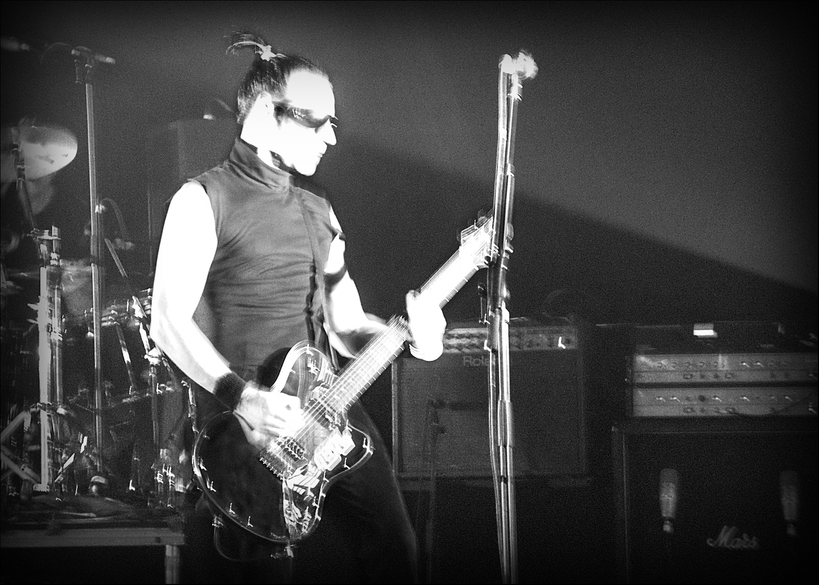 Daniel Ash tocando guitarra com o Bauhaus em Londres em 2006