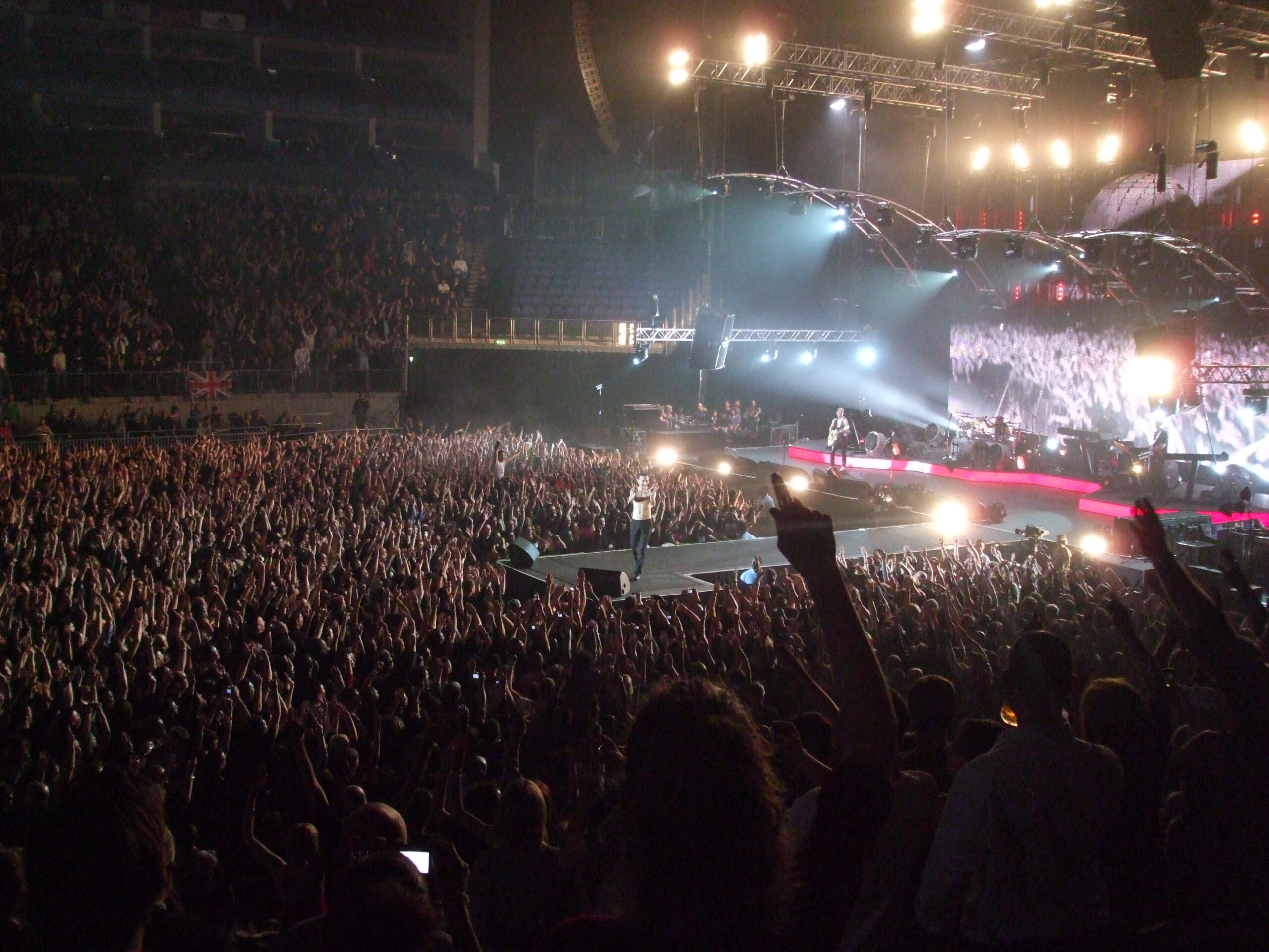 Dave Gahan cantando com o Depeche Mode na O2 Arena em 2009