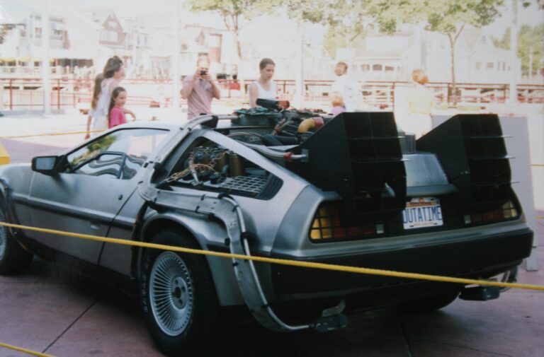 DeLorean transformado em máquina do tempo de De Volta para o Futuro