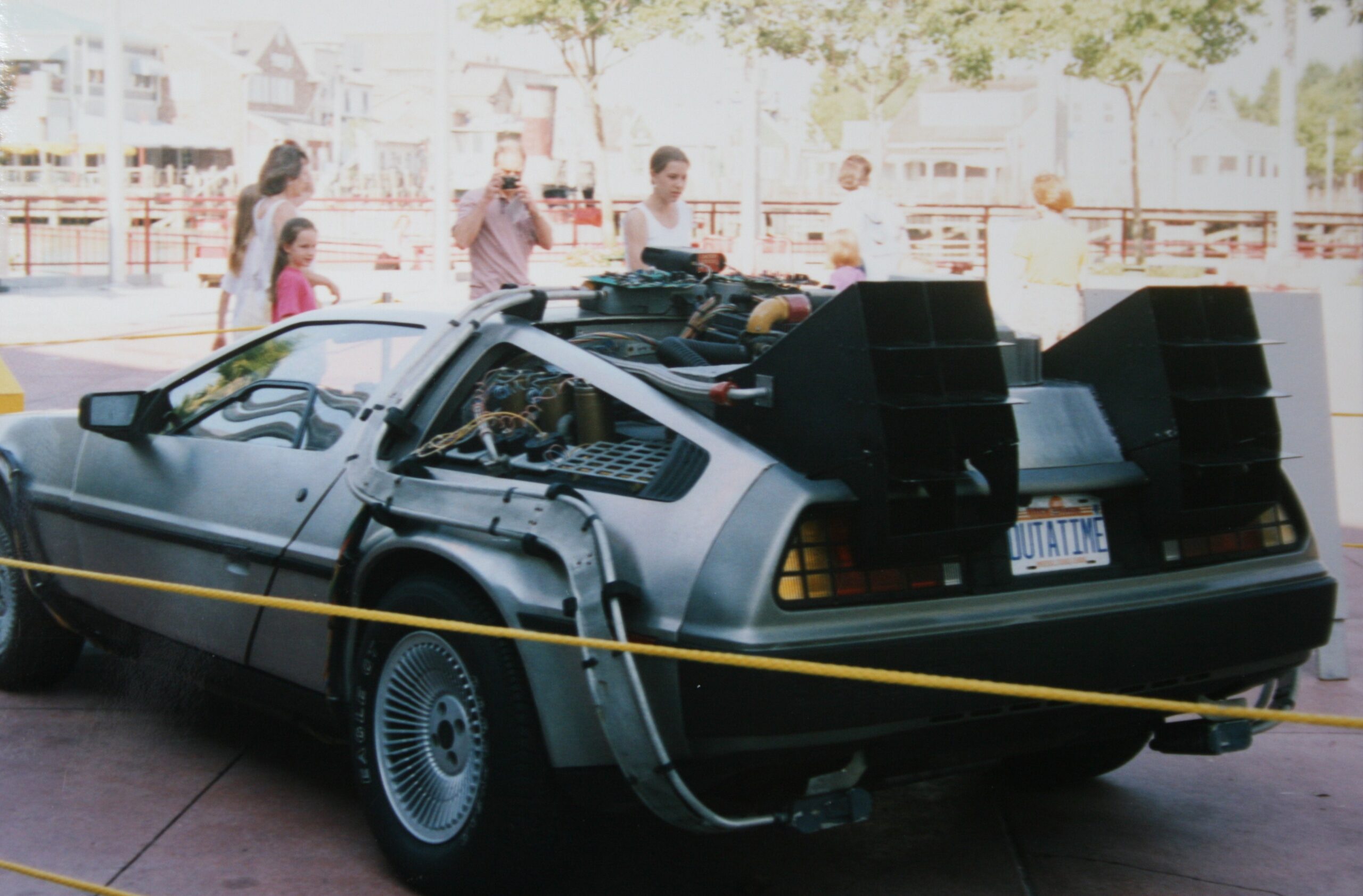 DeLorean transformado em máquina do tempo de De Volta para o Futuro