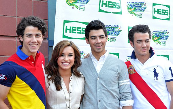 Demi Lovato ao lado de Nick, Joe e Kevin Jonas em 2010, período de Camp Rock 2.