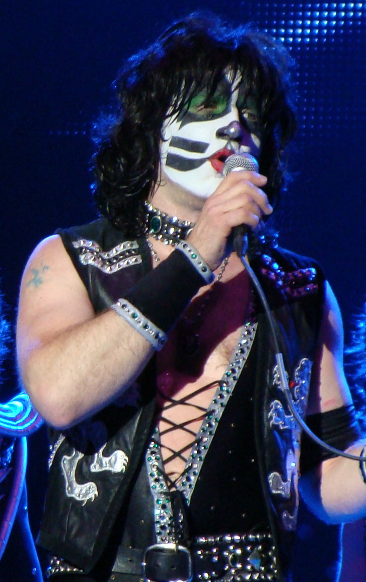 Eric Singer tocando bateria com o KISS em 2010