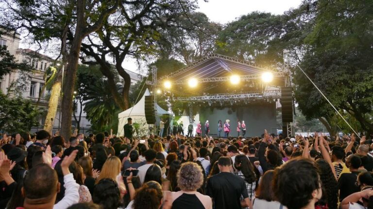 Público acompanha apresentação no Festival da Cultura Coreana em São Paulo