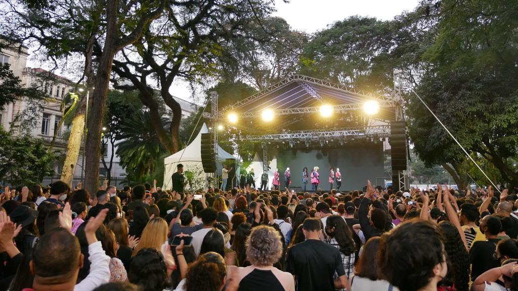 Público acompanha apresentação no Festival da Cultura Coreana em São Paulo