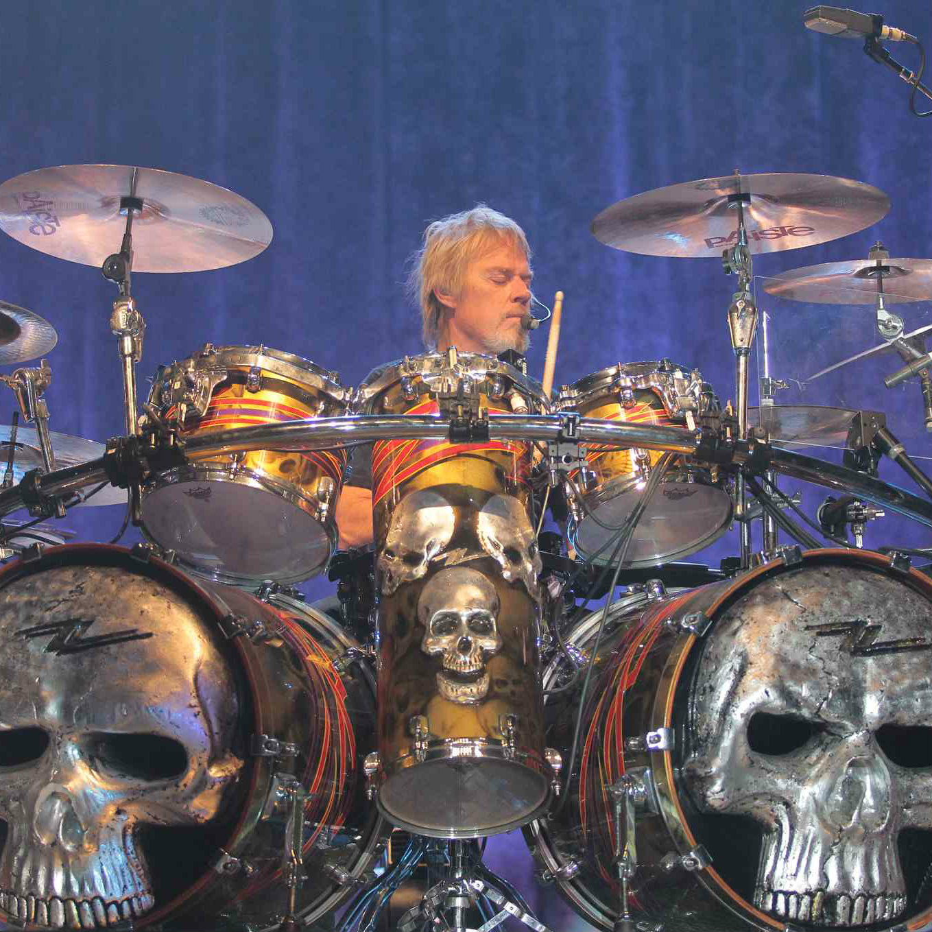 Frank Beard tocando bateria com o ZZ Top