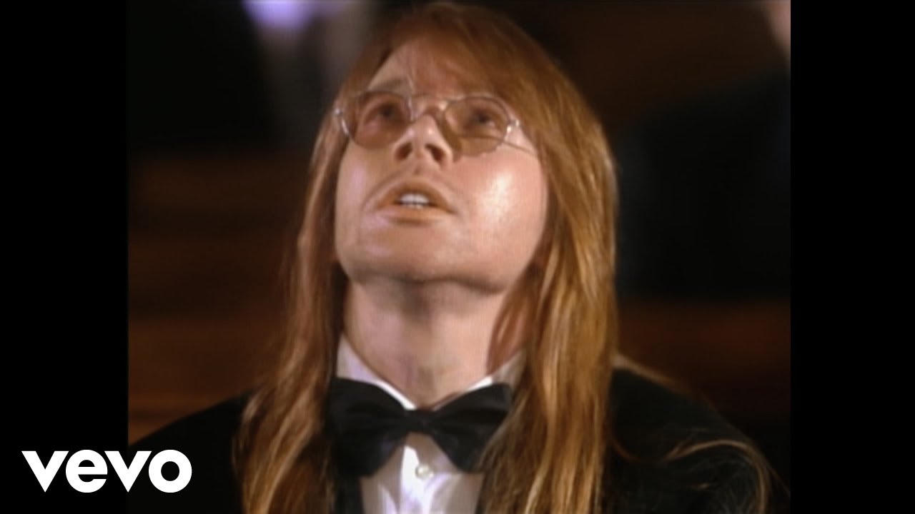 Guns N' Roses no videoclipe November Rain.