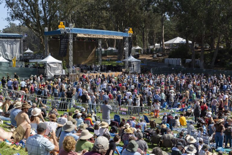 Público e palco do festival Hardly Strictly Bluegrass no Golden Gate Park, em San Francisco