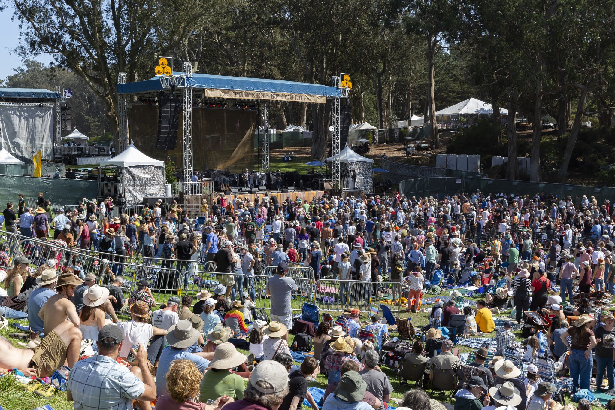 Público e palco do festival Hardly Strictly Bluegrass no Golden Gate Park, em San Francisco