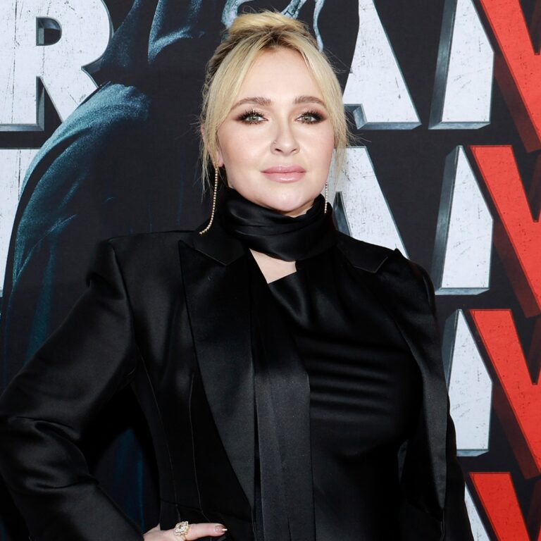 Hayden Panettiere usando roupa preta em uma première