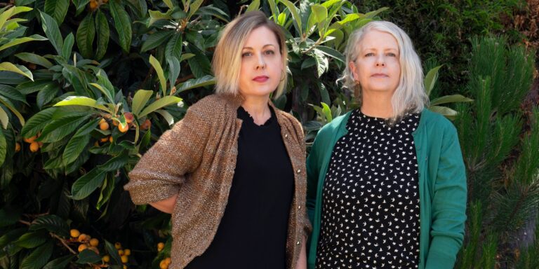 Corin Tucker e Tracy Sawyer, do Heavens to Betsy, em foto promocional de 2026