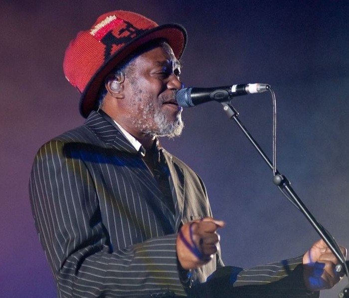 Horace Andy cantando no palco durante show do Massive Attack em Moscou em 2009