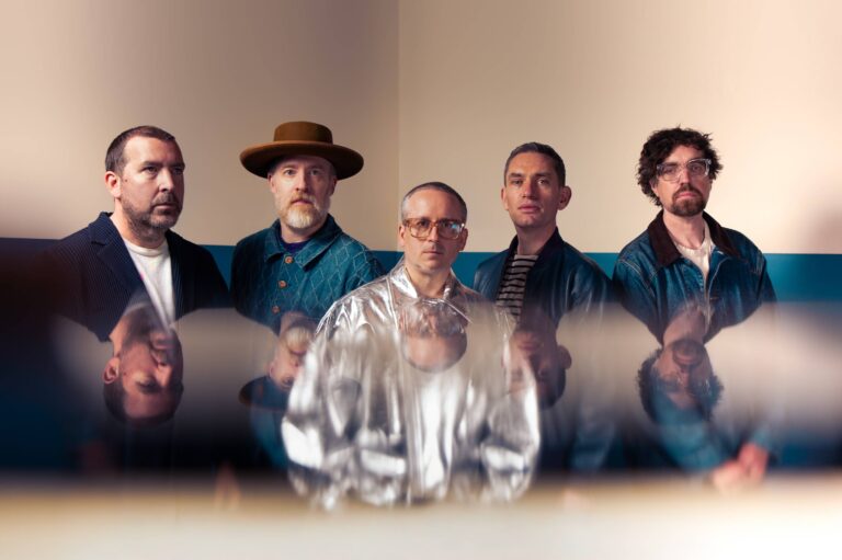 Hot Chip em foto promocional com os cinco integrantes da banda