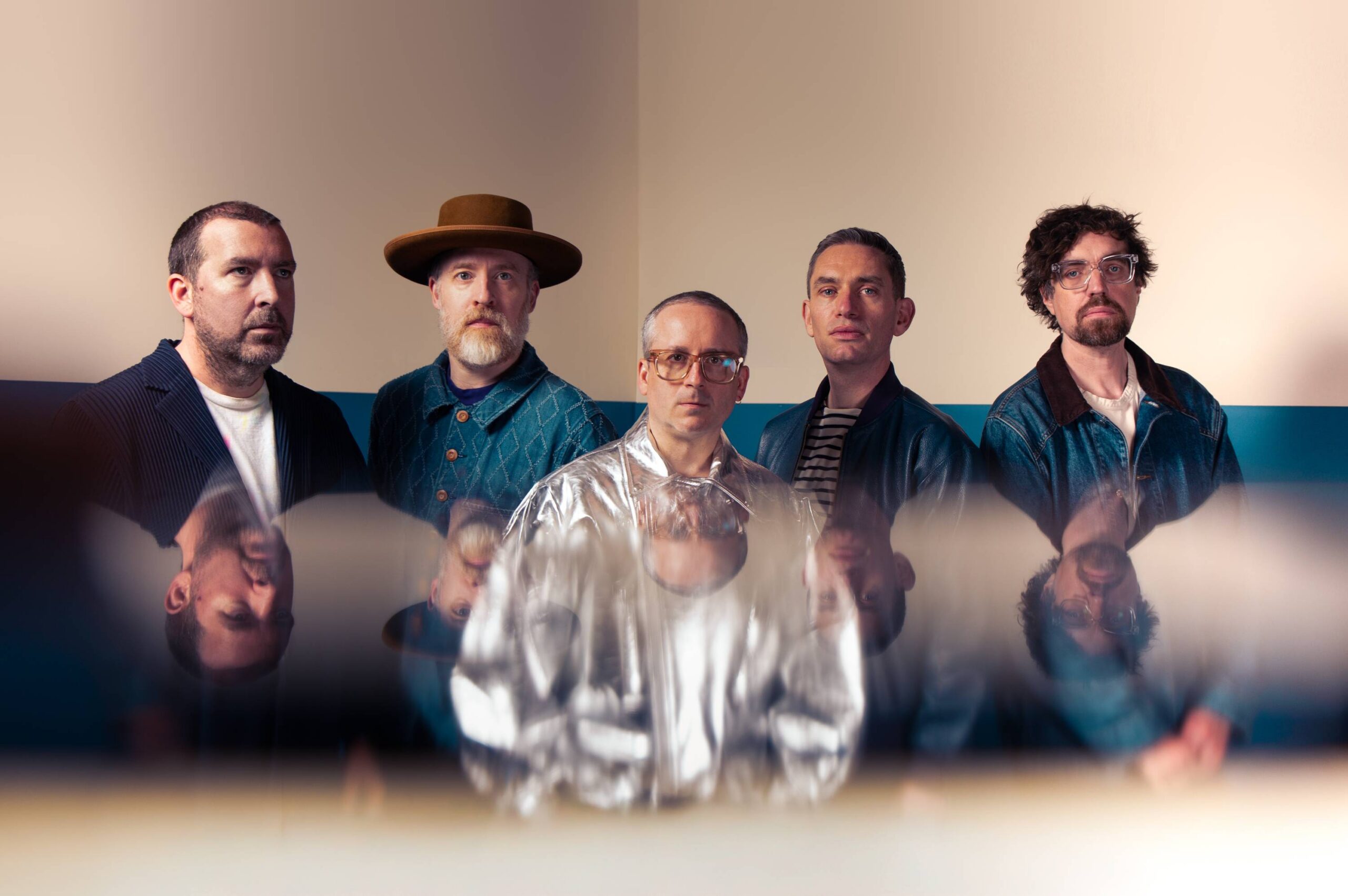 Hot Chip em foto promocional com os cinco integrantes da banda