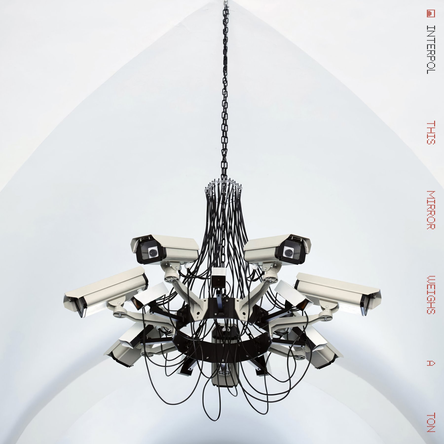 Capa do álbum This Mirror Weighs a Ton, do Interpol, com um lustre formado por câmeras de segurança.