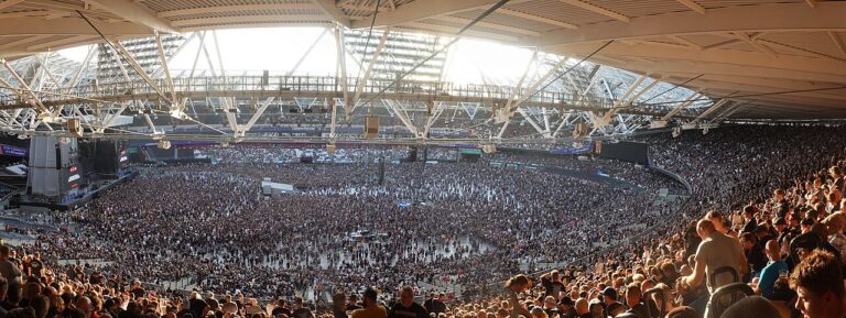 Estádio lotado durante a turnê Run for Your Lives do Iron Maiden