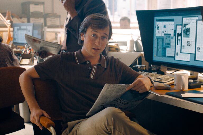 Skyler Gisondo como Jimmy Olsen no Daily Planet em imagem promocional de Superman