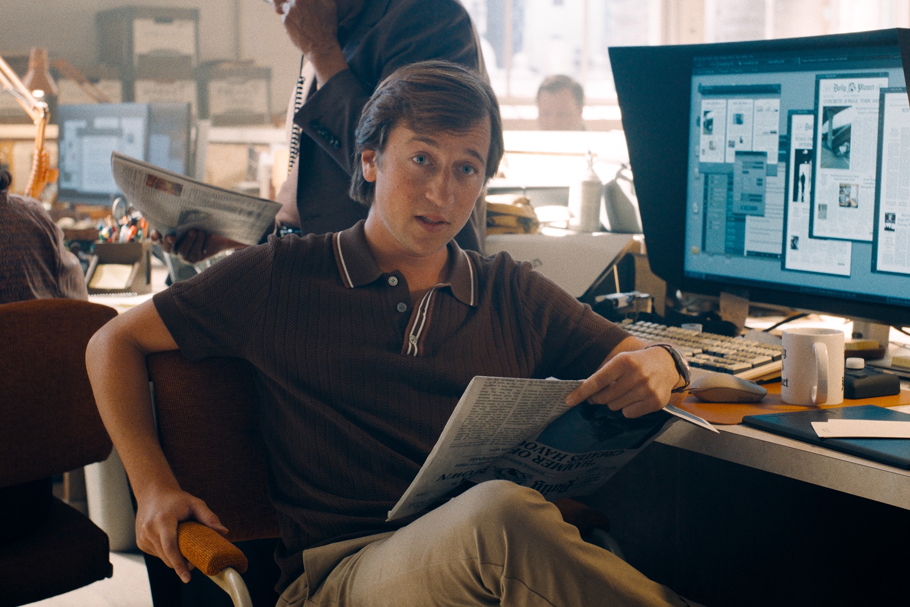 Skyler Gisondo como Jimmy Olsen no Daily Planet em imagem promocional de Superman