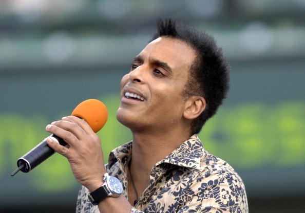 Jon Secada cantando em apresentação ao vivo