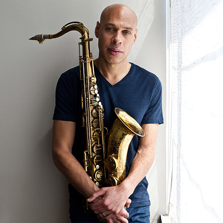 Joshua Redman com saxofone tenor