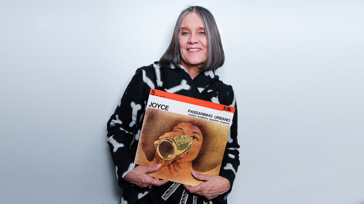 Joyce Moreno segurando o vinil de Passarinho Urbano