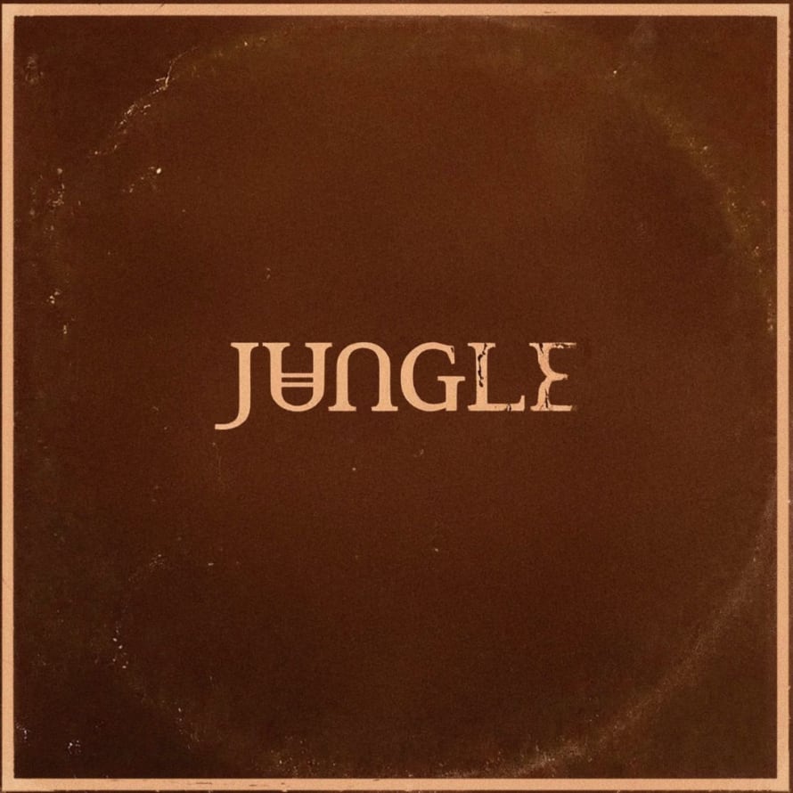 Capa do álbum Sunshine, do Jungle, com fundo marrom e o nome da banda ao centro.
