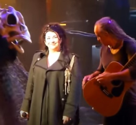 Kate Bush e Mino Cinelu durante Before the Dawn
