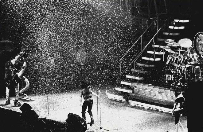 KISS se apresentando ao vivo em 1977 com maquiagem e figurinos de palco