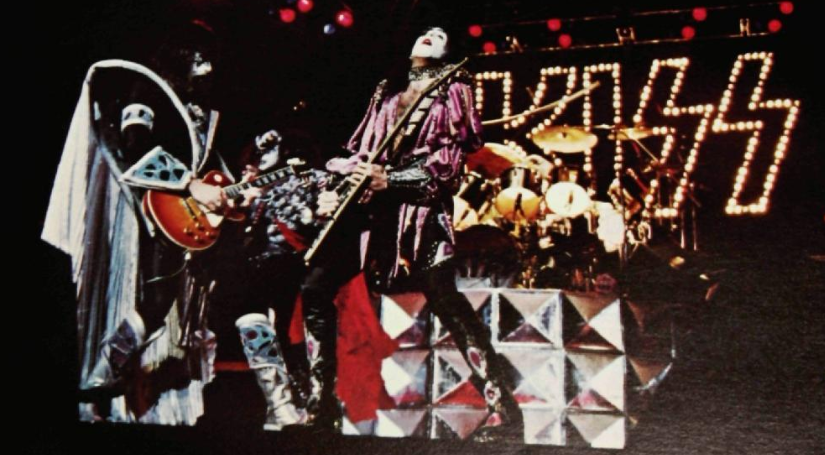 KISS se apresentando ao vivo em 1979 durante a fase Dynasty