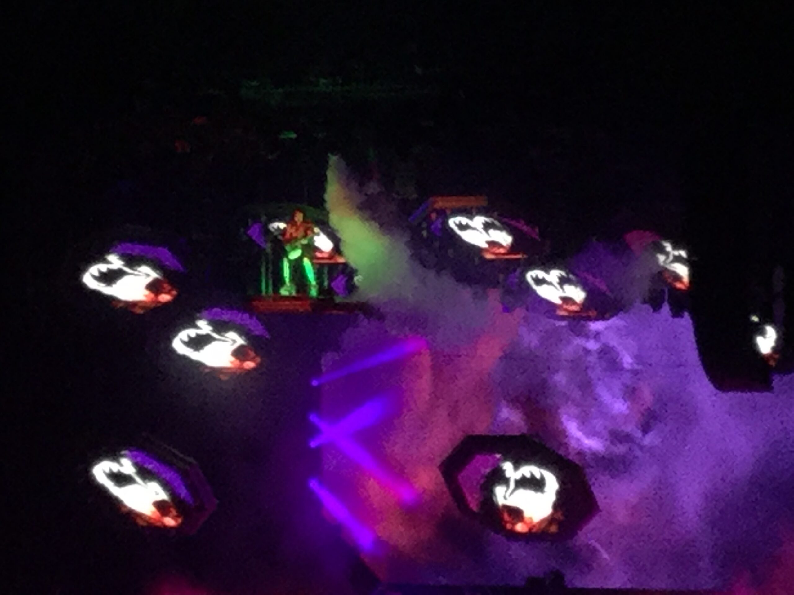 Gene Simmons no palco com o KISS em 2021 após o efeito de sangue cenográfico