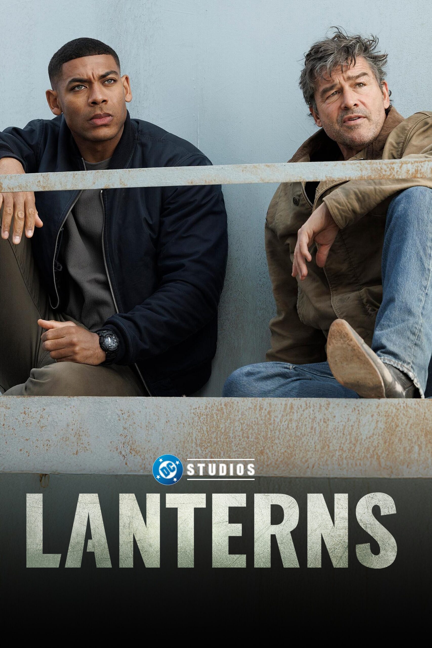 Aaron Pierre e Kyle Chandler em imagem promocional de Lanterns