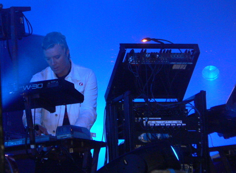 Liam Howlett do The Prodigy em apresentação na Alemanha em 2005