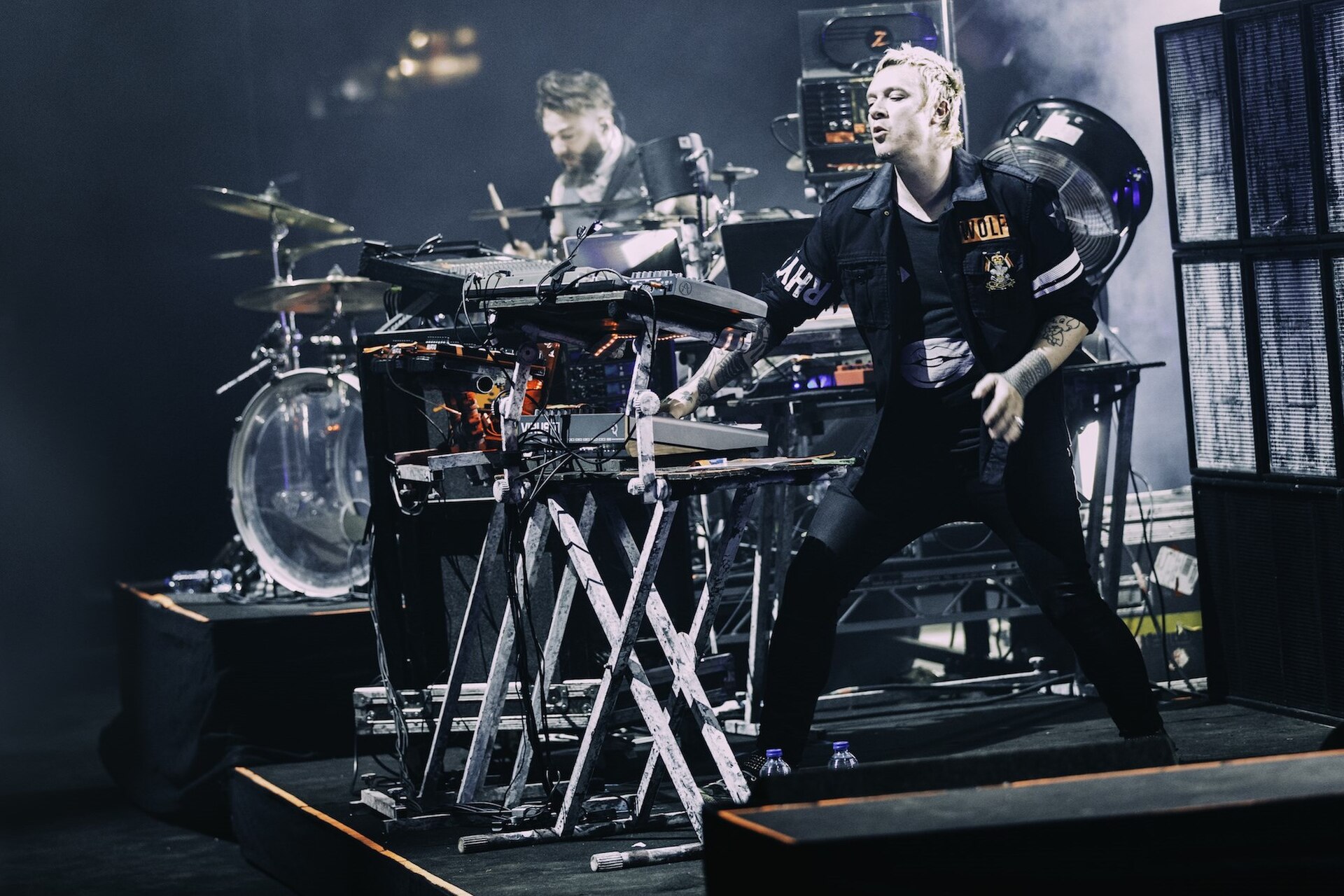 Liam Howlett do The Prodigy diante de sintetizadores em 2018