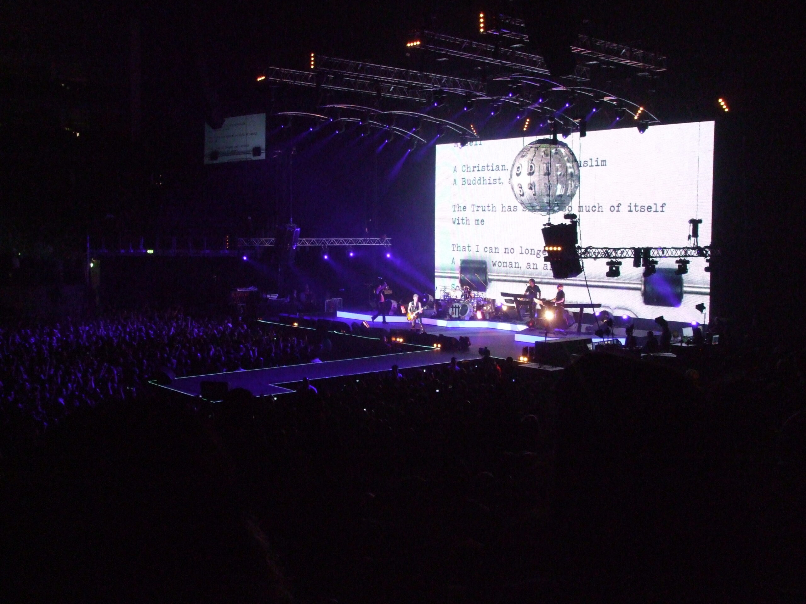 Martin Gore tocando com o Depeche Mode na O2 Arena em 2009