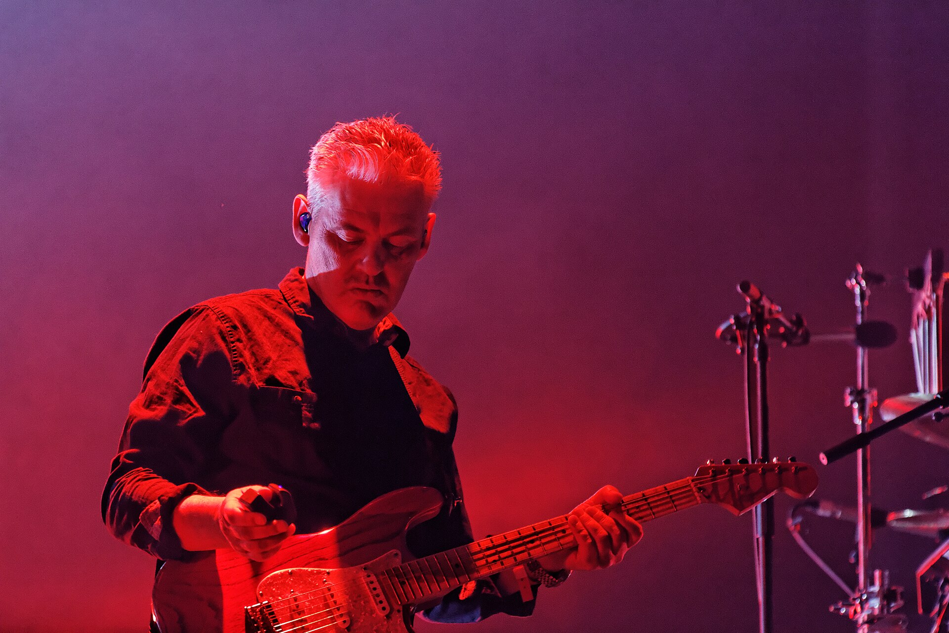 Massive Attack no palco com projeções visuais durante a Fête de l’Humanité em 2014