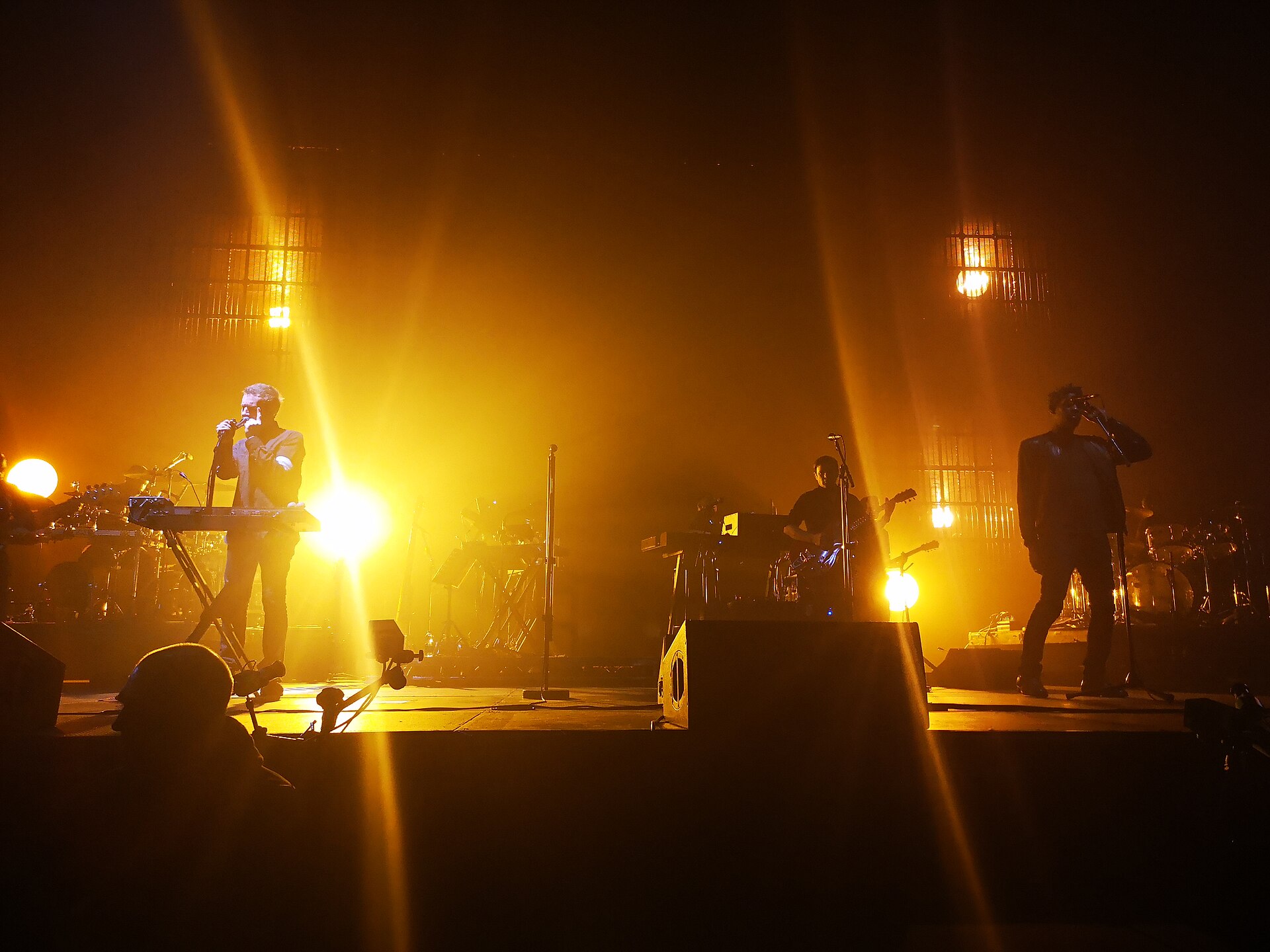 Massive Attack ao vivo em Assago durante a turnê Mezzanine XXI em 2019