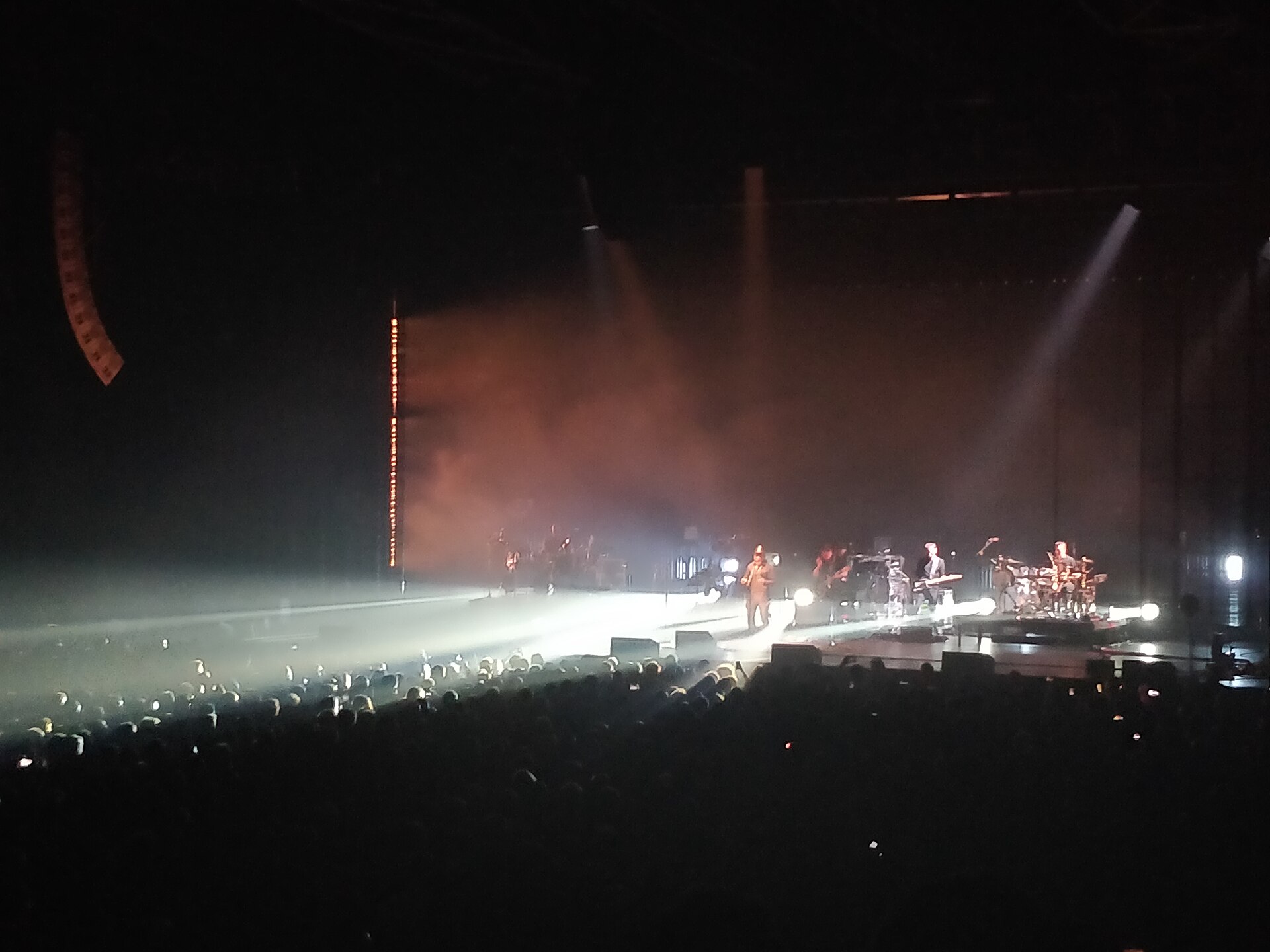 Massive Attack em apresentação no Zénith de Paris durante a turnê Mezzanine XXI em 2019